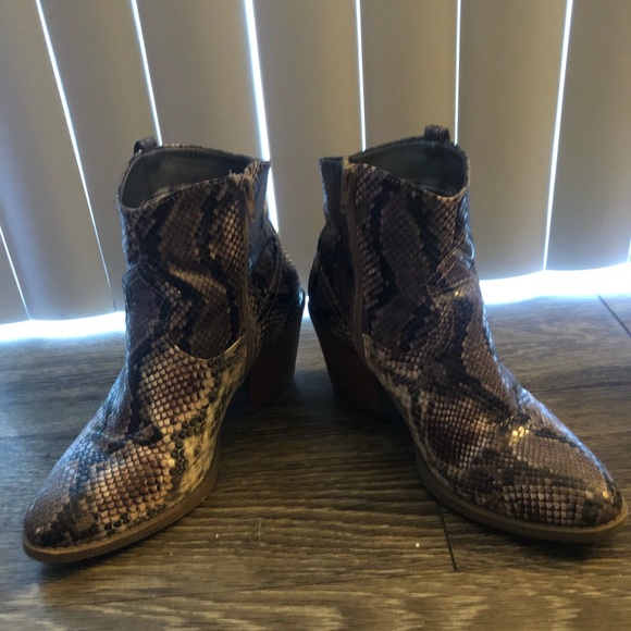 Assorted shoes - Picture 12 of 15